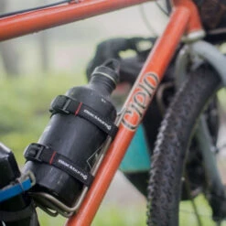 Porte Bidons Blackburn Outpost Cargo 7 Porte Bidons Blackburn Outpost Cargo -Magasin De Vélos Spécialisé porte bidons blackburn outpost cargpo 1